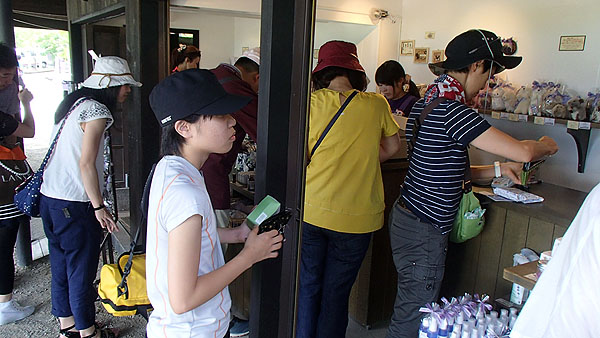 お土産を物色中